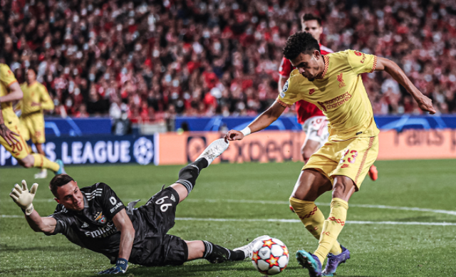  梅斯德比战万人空巷激情四射  