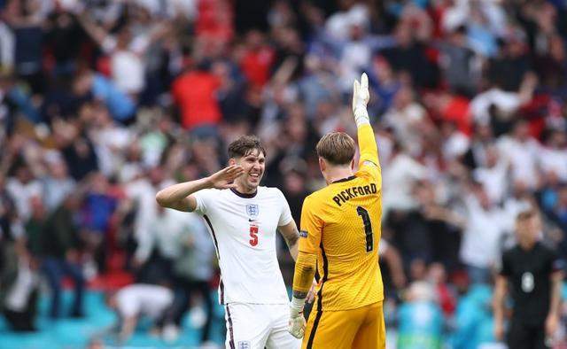  沃克红牌染红，曼城十人苦战取胜  